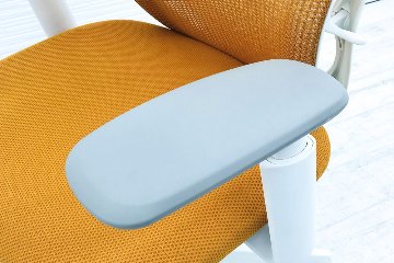 オカムラ シルフィーチェア 2019年製 ハイバック 可動肘 中古チェア Sylphy メッシュ 中古オフィス家具 オレンジ画像