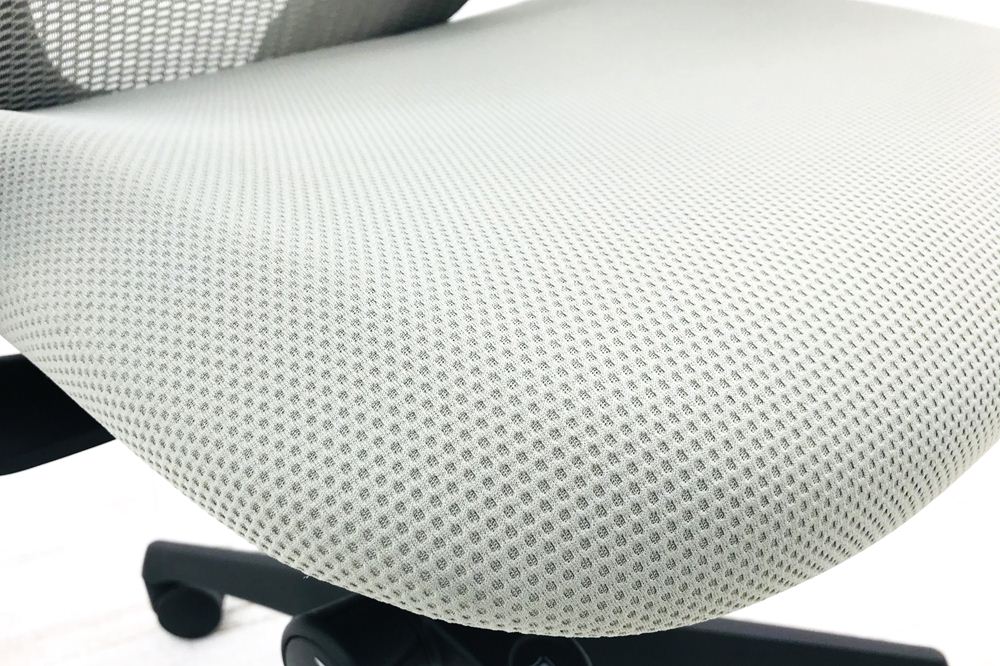 オカムラ シルフィーチェア 2019年製 ハイバック 可動肘 中古チェア Sylphy メッシュ 中古オフィス家具 C686XR-FMR3 ライトグレー画像