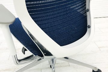 オカムラ バロンチェア 中古 2018年製 エクストラハイバック メッシュ 可動肘 可動ヘッドレスト 高機能チェア 中古オフィス家具 ブルー画像