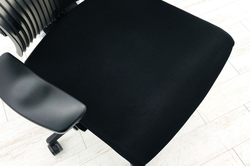 イトーキ スピーナチェア 中古 エラストマーバック オフィスチェア スピーナ 可動肘 中古オフィス家具 KE-750GP-T1T1SG ブラック画像