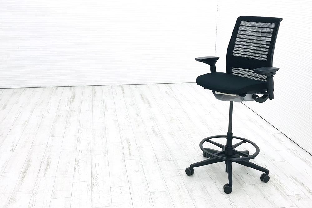 スチールケース シンクチェア ハイチェア 2018年製 中古 ブラック クッション メッシュ Steelcase Think 可動肘 中古オフィス家具 465B300の画像