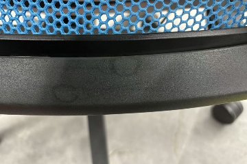 スチールケース シンクチェア 2016年製 中古 クッション メッシュ Steelcase Think 固定肘 中古オフィス家具 465A300 ブルーの画像