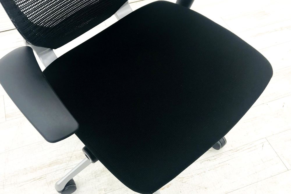 バロンチェア 2018年製 オカムラ 中古 ローバック シルバーフレーム メッシュ バロン 可動肘 中古オフィス家具 ブラック画像