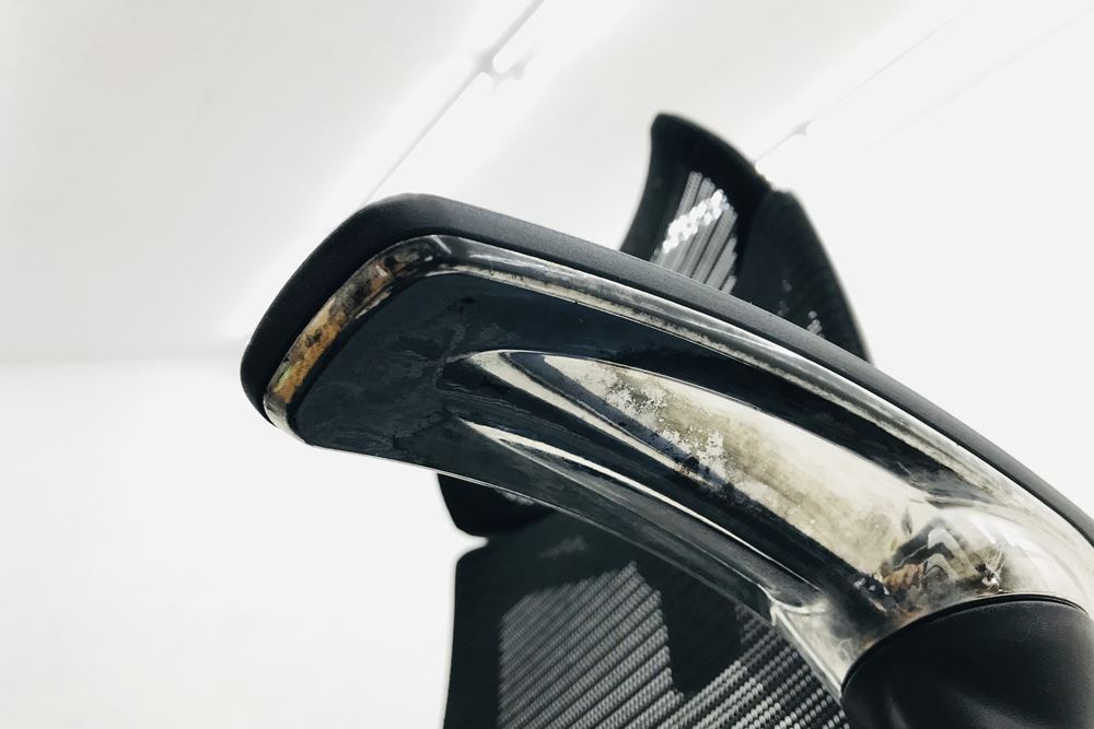 バロンチェア 中古 2014年製 オカムラ バロン ブラック 可動肘 ハイバック ポリッシュフレーム 中古オフィス家具 クッション画像