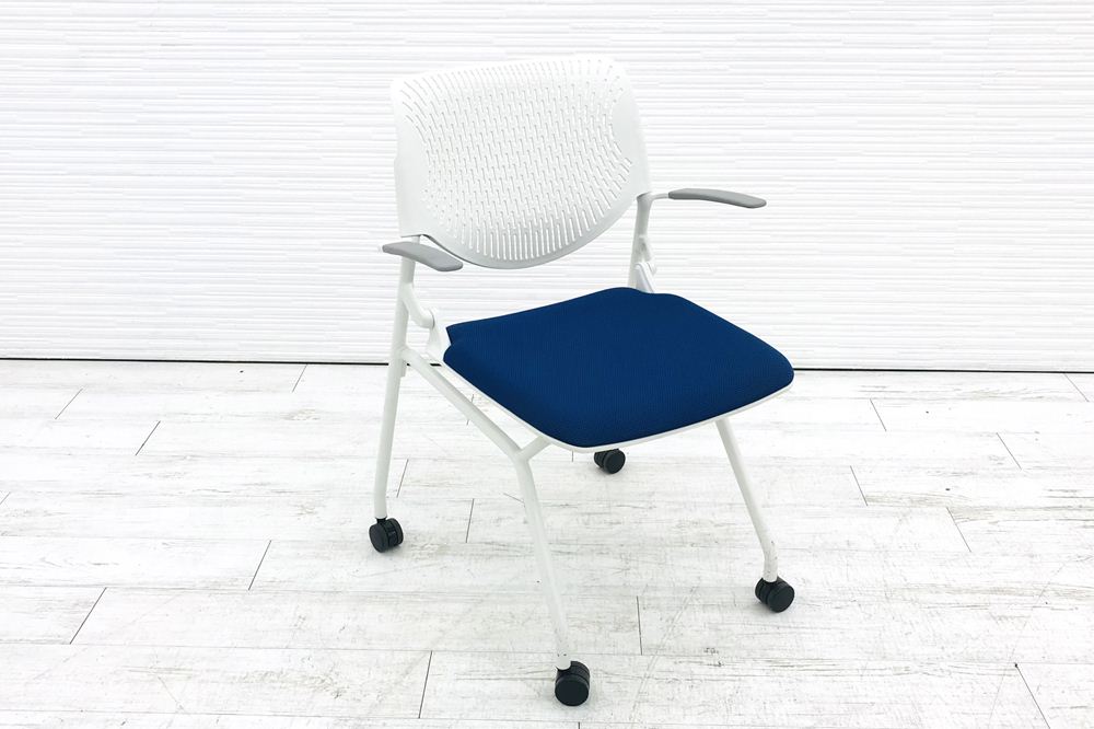 オカムラ ルナチェア 中古 ミーティングチェア 中古チェア 会議椅子 中古オフィス家具 81S1AU ブルー 肘付きの画像