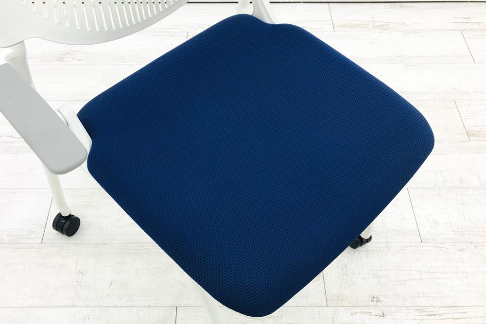 オカムラ ルナチェア 中古 ミーティングチェア 中古チェア 会議椅子 中古オフィス家具 81S1AU ブルー 肘付きの画像