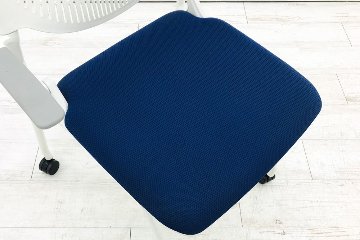 オカムラ ルナチェア 中古 ミーティングチェア 中古チェア 会議椅子 中古オフィス家具 81S1AU ブルー 肘付きの画像