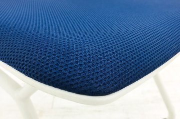 オカムラ ルナチェア 中古 ミーティングチェア 中古チェア 会議椅子 中古オフィス家具 81S1AU ブルー 肘付きの画像