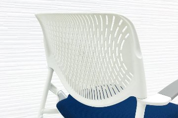 オカムラ ルナチェア 中古 ミーティングチェア 中古チェア 会議椅子 中古オフィス家具 81S1AU ブルー 肘付きの画像