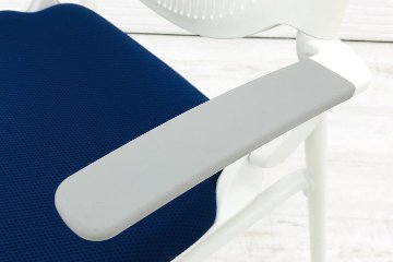 オカムラ ルナチェア 中古 ミーティングチェア 中古チェア 会議椅子 中古オフィス家具 81S1AU ブルー 肘付きの画像