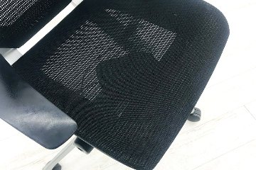 バロンチェア ブラック オカムラ 中古 中古オフィス家具 シルバーフレーム メッシュ ローバック 事務椅子 オフィスチェア画像