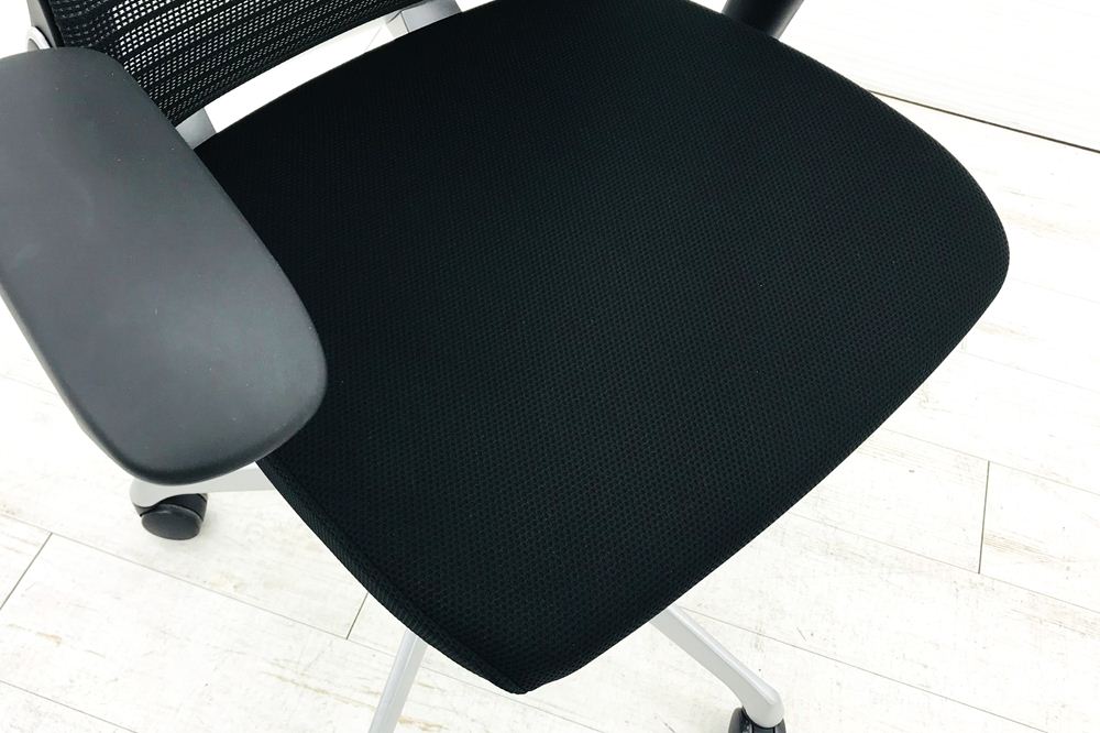 オカムラ コーラルチェア 2017年製 ミドルバック 中古 メッシュ 可動肘 中古オフィス家具 中古チェア 事務椅子 ブラック CQ81GR-FSH1画像