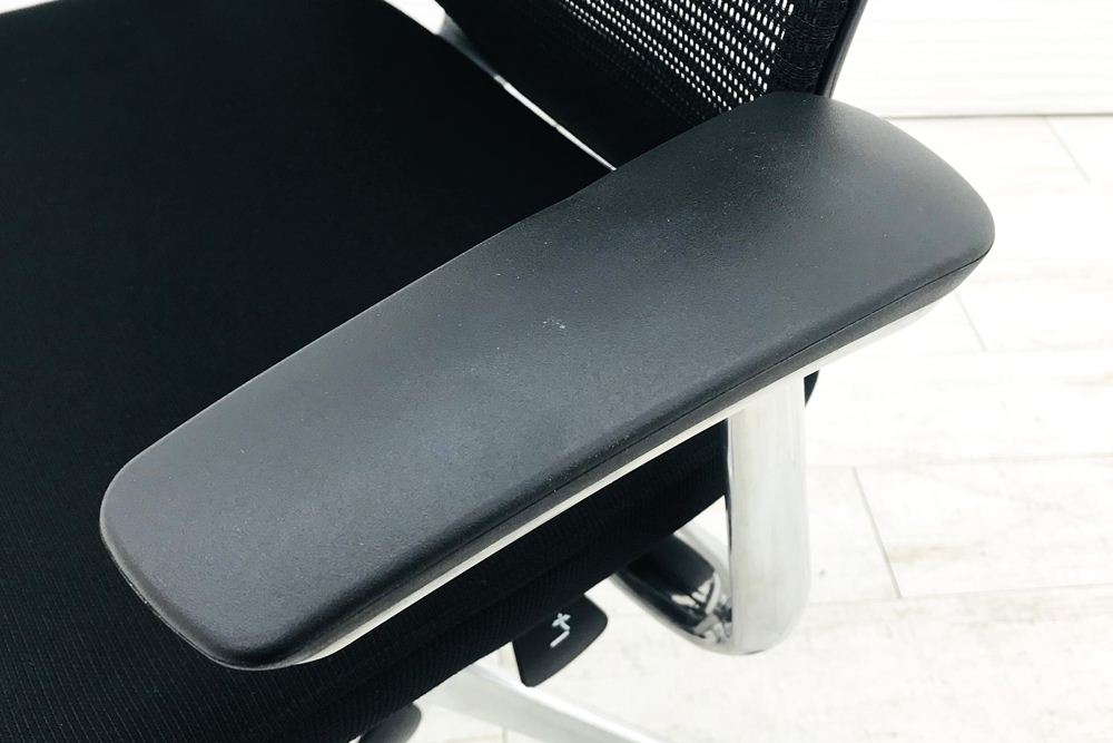 バロンチェア 2016年製 オカムラ 中古 ローバック ポリッシュフレーム メッシュ バロン デザインアーム 固定肘 中古オフィス家具 ブラック画像