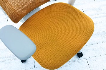 オカムラ シルフィーチェア 2016年製 ハイバック 可動肘 中古チェア Sylphy クッション 中古オフィス家具 C685BW-FMP8 オレンジ画像