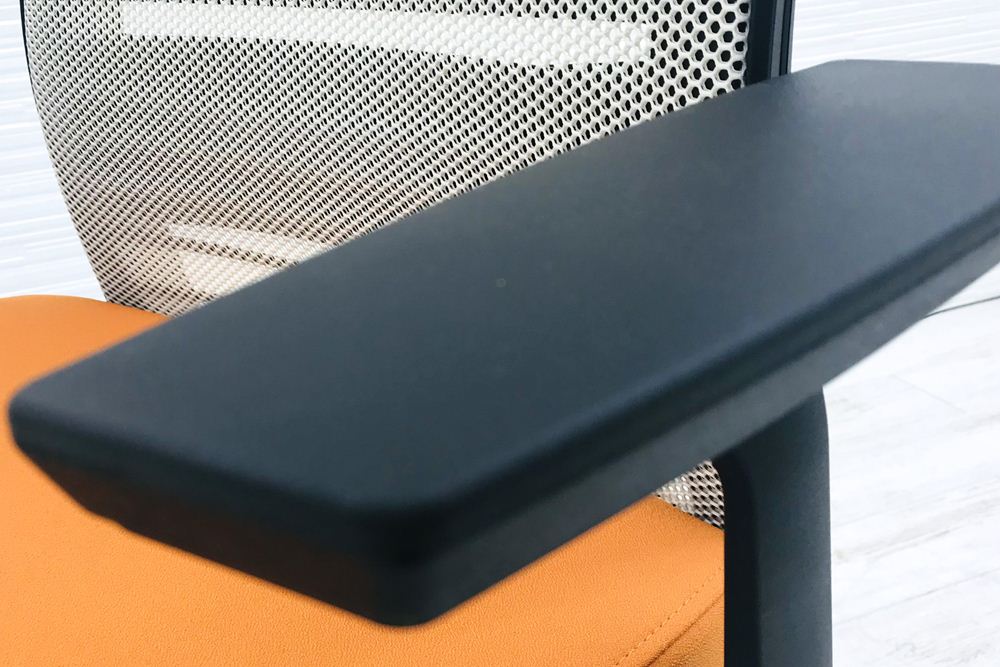 シンクチェア スチールケース 2016年製 中古 クッション メッシュ Steelcase Think 固定肘 中古オフィス家具 465A300 オレンジ画像