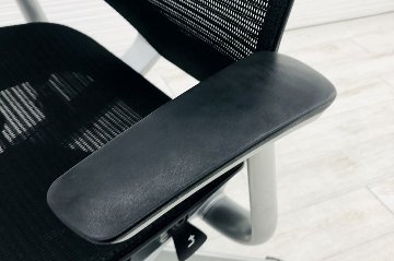 バロンチェア オカムラ ブラック 中古 固定肘 中古オフィス家具 シルバーフレーム メッシュ ハイバック 事務椅子 オフィスチェア画像
