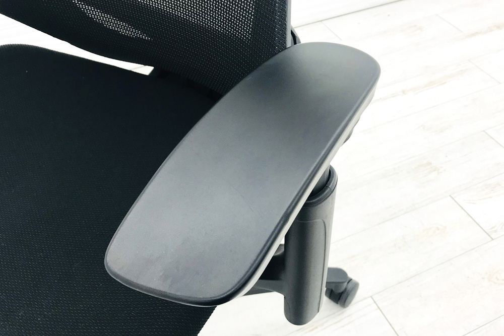 イトーキ エフチェア 2018年製 中古オフィスチェア クッション 可動肘 事務椅子 ITOKI 中古オフィス家具 KG-170JB-T1T1 ブラック画像