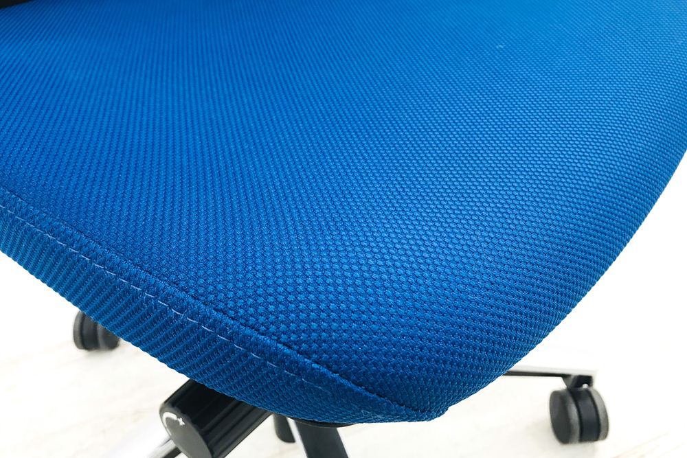 コクヨ インスパインチェア 2017年製 INSPINE 中古チェア KOKUYO クッション 可動肘 中古事務椅子 中古オフィス家具 CRS-G2502E6 ブルー/ブラック画像