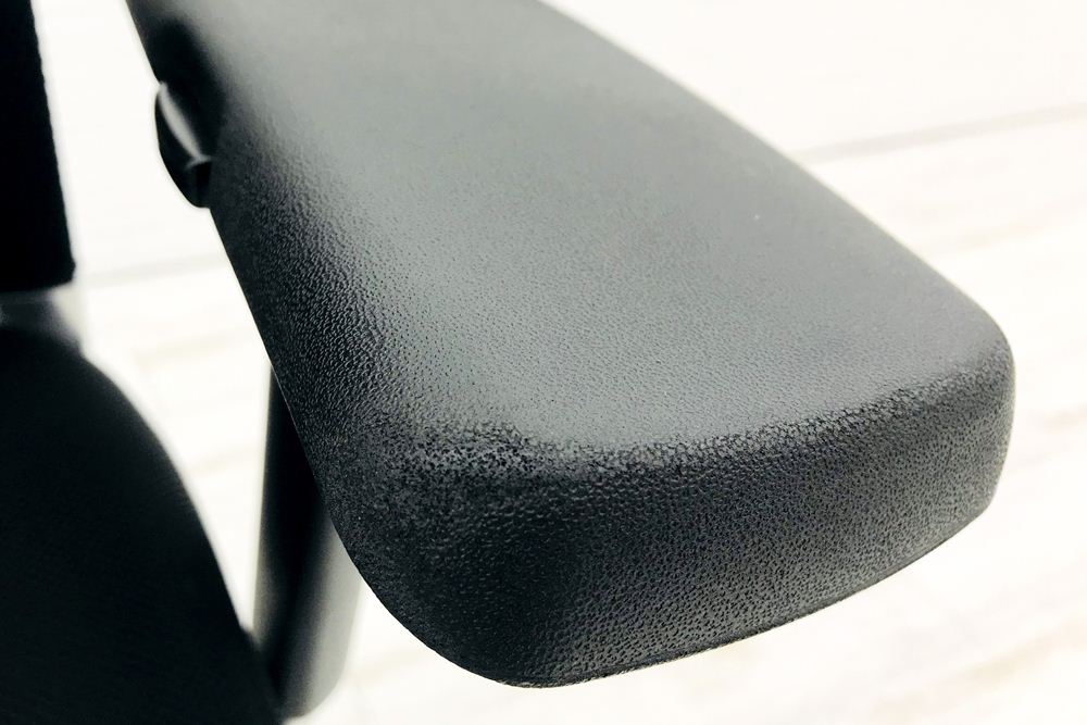 コクヨ エアフォート 2017年製 AIR FORT 中古チェア KOKUYO 背メッシュ クッション 可動肘 ブラック 中古事務椅子 中古オフィス家具画像