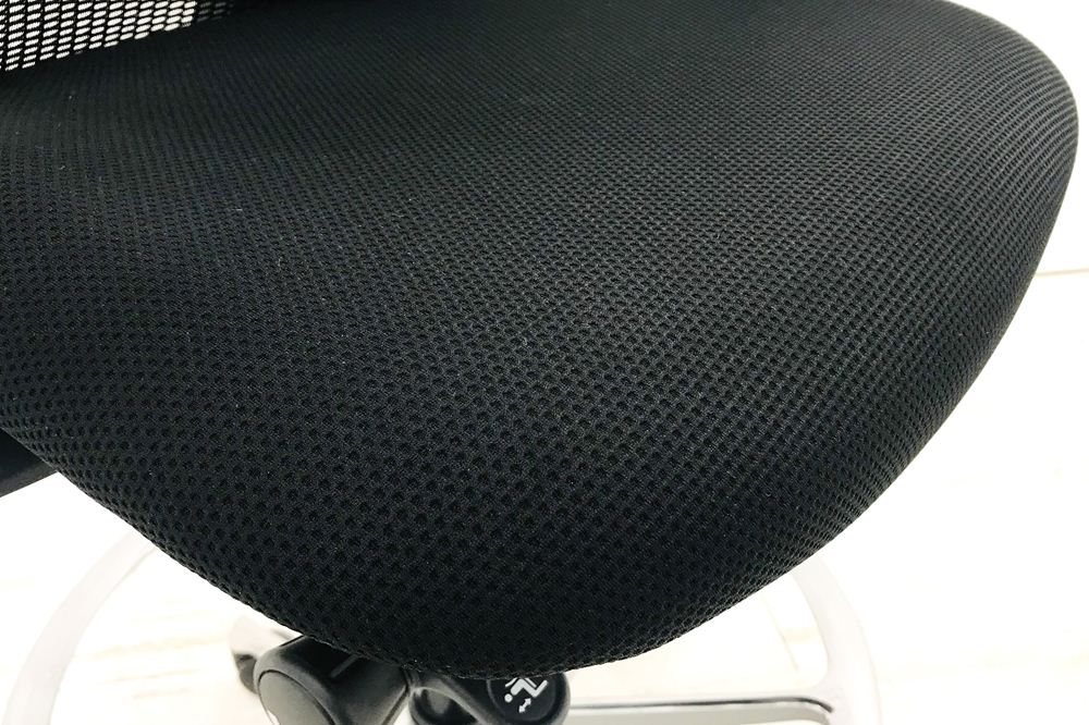 オカムラ シルフィーチェア 2018年製 ハイバック ハイチェア 可動肘 中古チェア Sylphy クッション 中古オフィス家具 ブラック画像