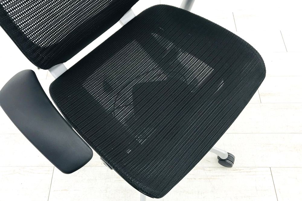バロンチェア 2015年製 オカムラ 中古 ローバック シルバーフレーム メッシュ バロン デザインアーム 固定肘 中古オフィス家具 ブラック画像