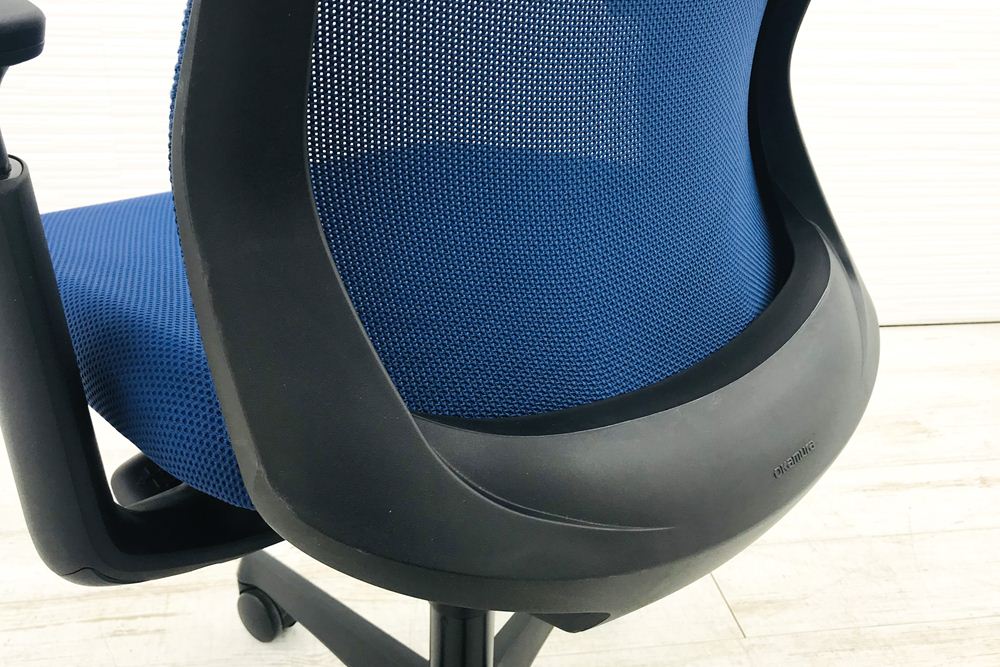 フルーエントチェア 2017年製 中古 オカムラ Fluent 中古オフィス家具 オフィスチェア クッション ハイバック 可動肘 ミディアムブルーの画像