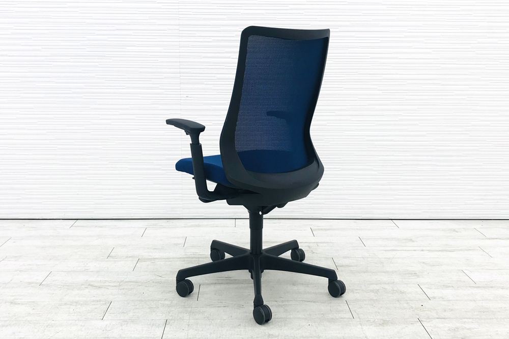 フルーエントチェア 2017年製 中古 オカムラ Fluent 中古オフィス家具 オフィスチェア クッション ハイバック 可動肘 ミディアムブルーの画像