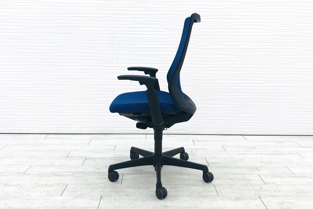 フルーエントチェア 2017年製 中古 オカムラ Fluent 中古オフィス家具 オフィスチェア クッション ハイバック 可動肘 ミディアムブルーの画像