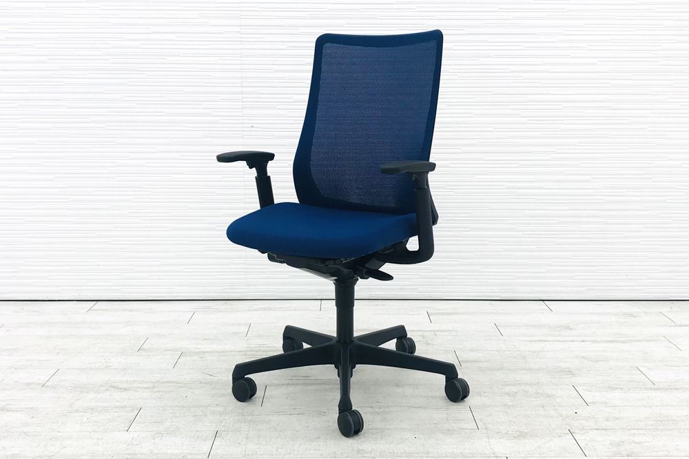 フルーエントチェア 2017年製 中古 オカムラ Fluent 中古オフィス家具 オフィスチェア クッション ハイバック 可動肘 ミディアムブルーの画像