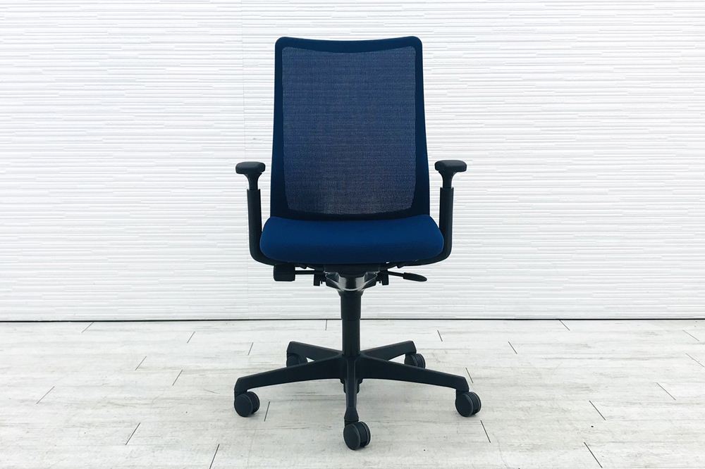 フルーエントチェア 2017年製 中古 オカムラ Fluent 中古オフィス家具 オフィスチェア クッション ハイバック 可動肘 ミディアムブルーの画像