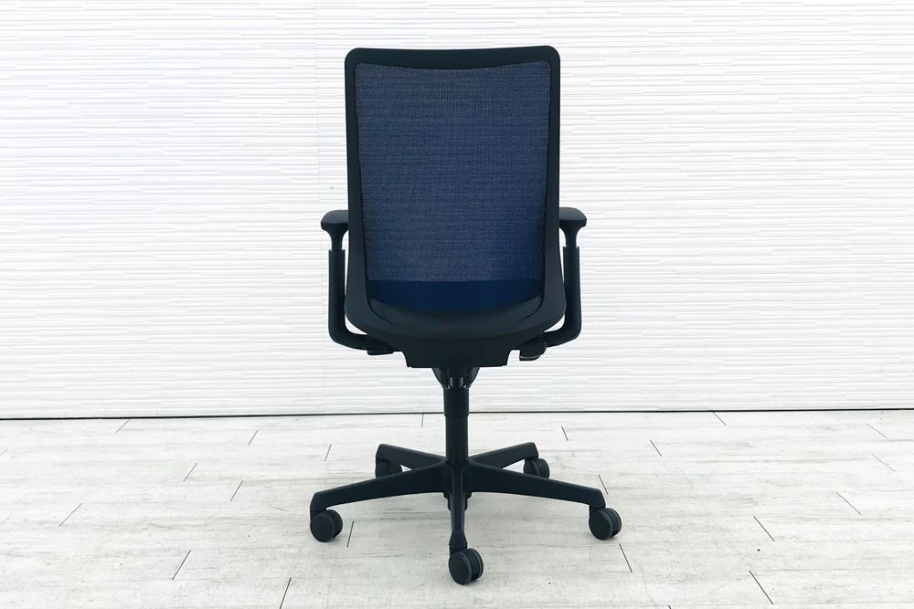 フルーエントチェア 2017年製 中古 オカムラ Fluent 中古オフィス家具 オフィスチェア クッション ハイバック 可動肘 ミディアムブルーの画像
