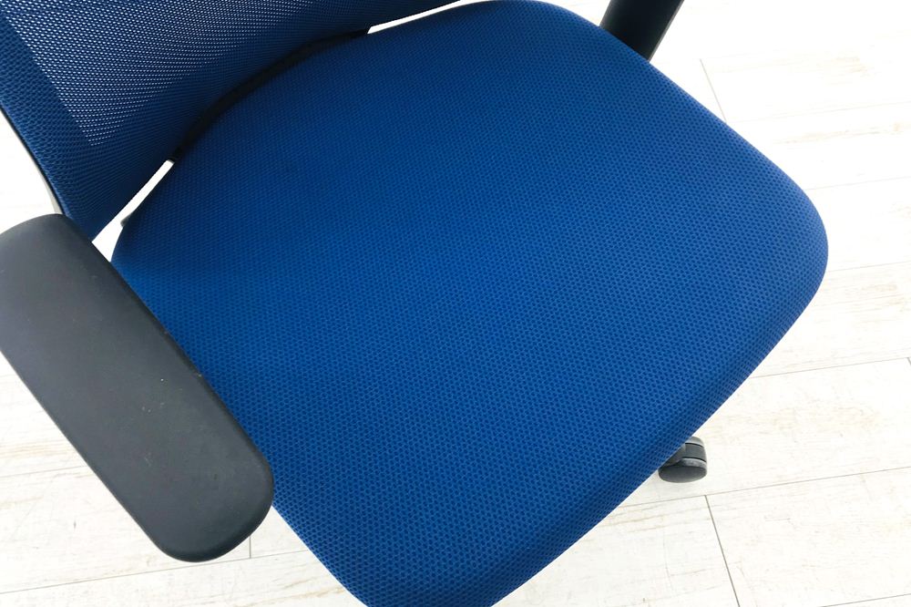 フルーエントチェア 2017年製 中古 オカムラ Fluent 中古オフィス家具 オフィスチェア クッション ハイバック 可動肘 ミディアムブルーの画像