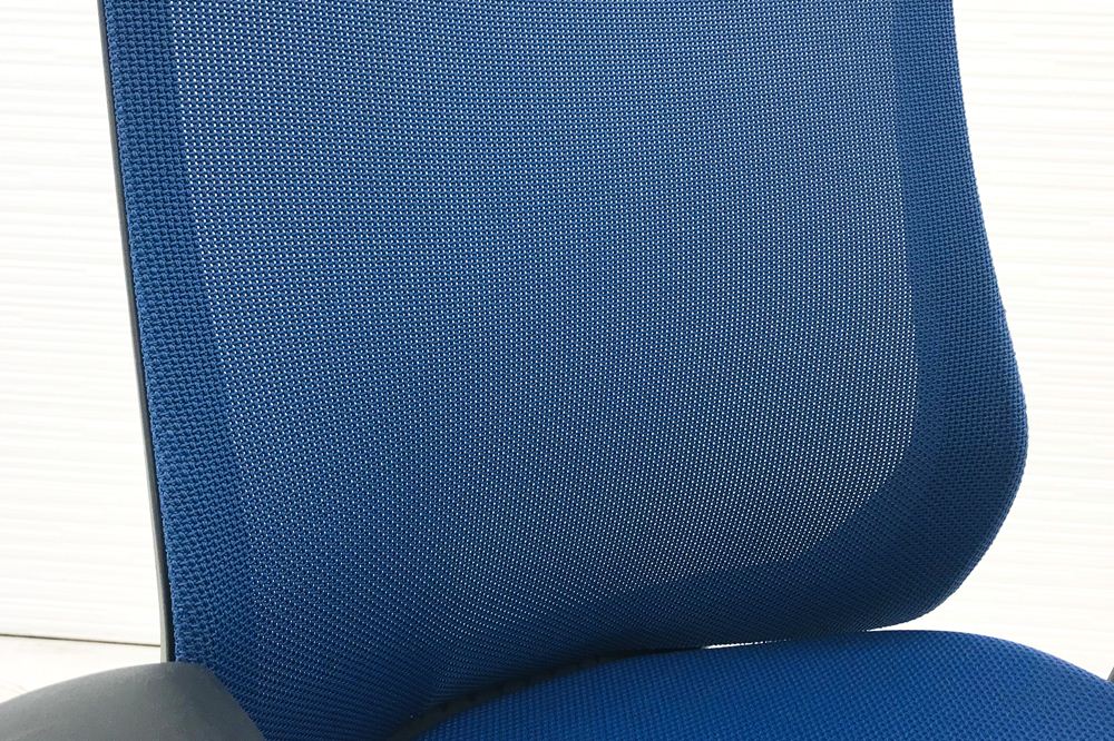 フルーエントチェア 2017年製 中古 オカムラ Fluent 中古オフィス家具 オフィスチェア クッション ハイバック 可動肘 ミディアムブルーの画像
