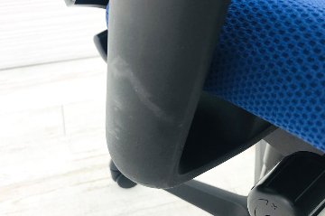 フルーエントチェア 2017年製 中古 オカムラ Fluent 中古オフィス家具 オフィスチェア クッション ハイバック 可動肘 ミディアムブルーの画像