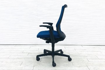 フルーエントチェア 2017年製 中古 オカムラ Fluent 中古オフィス家具 オフィスチェア クッション ハイバック 可動肘 ミディアムブルーの画像