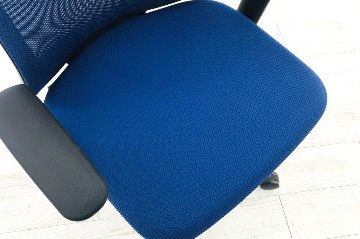 フルーエントチェア 2017年製 中古 オカムラ Fluent 中古オフィス家具 オフィスチェア クッション ハイバック 可動肘 ミディアムブルーの画像