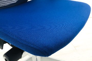 バロンチェア 2018年製 オカムラ 中古 中古オフィス家具 可動肘 ハイバック ハンガー付き 事務椅子 オフィスチェア ミディアムブルー画像