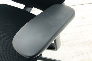 オカムラ コーラルチェア ミドルバック 中古 メッシュ 固定肘 中古オフィス家具 中古チェア 事務椅子 OAチェア ブラック CQ43MR-FSF1画像