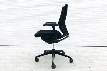 オカムラ コーラルチェア ミドルバック 中古 メッシュ 固定肘 中古オフィス家具 中古チェア 事務椅子 OAチェア ブラック CQ43MR-FSF1画像
