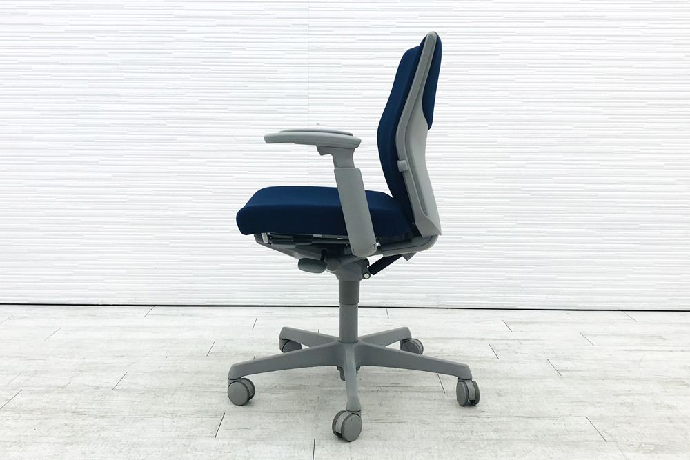 エスクードチェア オカムラ 中古 ローバック 事務椅子 オフィスチェア ダークブルー 中古オフィス家具 可動肘 C493GR-FFW4画像