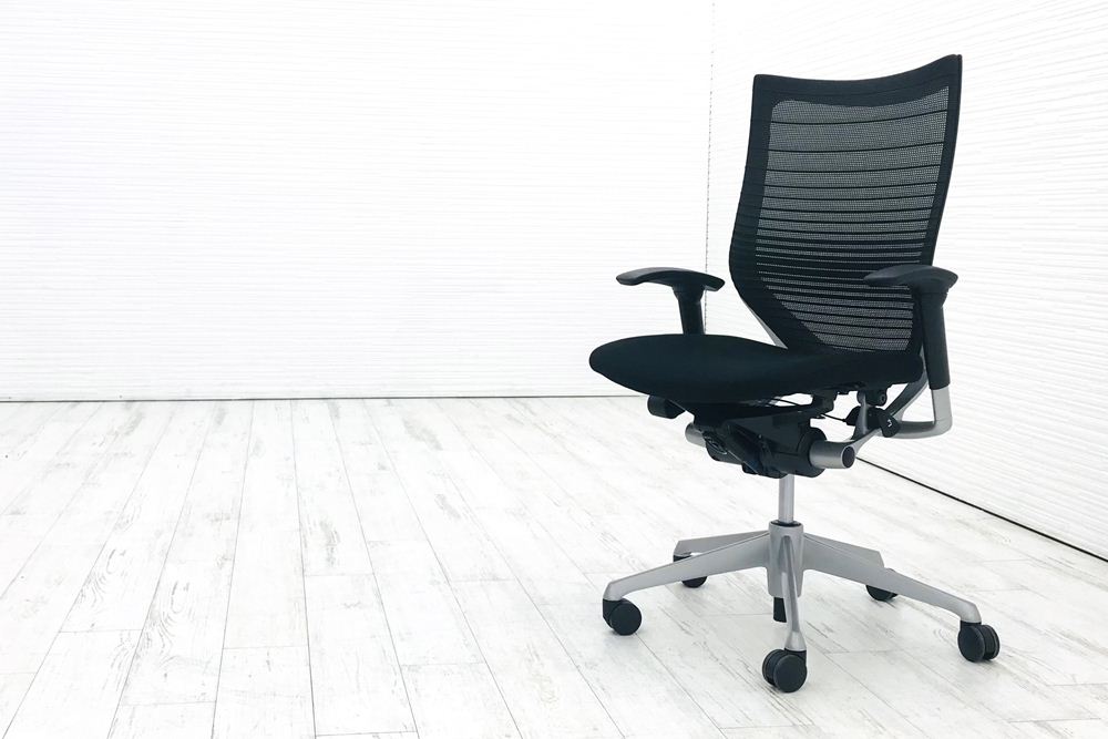 バロンチェア 2017年製 オカムラ 中古 グラデーションメッシュ 中古オフィス家具 可動肘 ハイバック ブラック シルバーフレーム画像