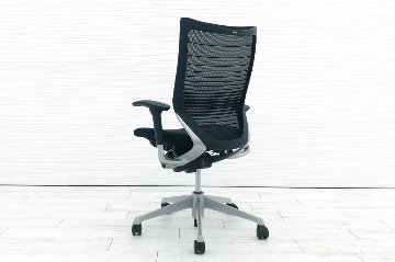 バロンチェア 2017年製 オカムラ 中古 グラデーションメッシュ 中古オフィス家具 可動肘 ハイバック ブラック シルバーフレーム画像