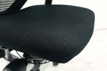 バロンチェア ブラック 2018年製 オカムラ 中古 中古オフィス家具 シルバーフレーム メッシュ ハイバック 可動肘 オフィスチェア画像