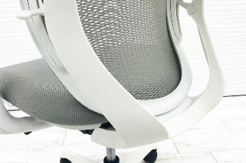 オカムラ シルフィーチェア 2018年製 ローバック 可動肘 中古チェア Sylphy メッシュ 中古オフィス家具 C682XW FMR3 ライトグレー画像
