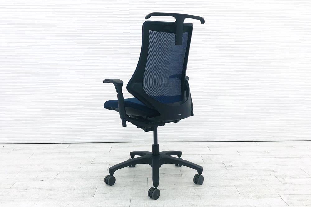 イトーキ エフチェア 2016年製 中古オフィスチェア クッション 可動肘 事務椅子 ITOKI 中古オフィス家具 KF-377JBH-T1B2 ネイビーブルー画像