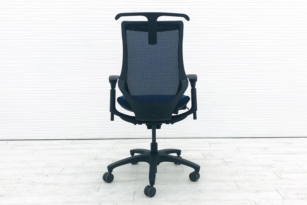 イトーキ エフチェア 2016年製 中古オフィスチェア クッション 可動肘 事務椅子 ITOKI 中古オフィス家具 KF-377JBH-T1B2 ネイビーブルー画像