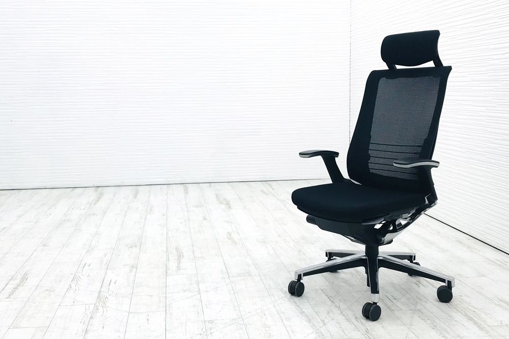コクヨ インスパインチェア 2018年製 中古 INSPINE KOKUYO クッション 固定肘 ヘッドレスト付き 中古オフィス家具 ブラックの画像