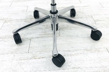 コンテッサチェア オカムラ 中古 コンテッサ メッシュ ポリッシュフレーム 可動肘 中古オフィス家具 高機能チェア パープルの画像