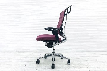 コンテッサチェア オカムラ 中古 コンテッサ メッシュ ポリッシュフレーム 可動肘 中古オフィス家具 高機能チェア パープルの画像