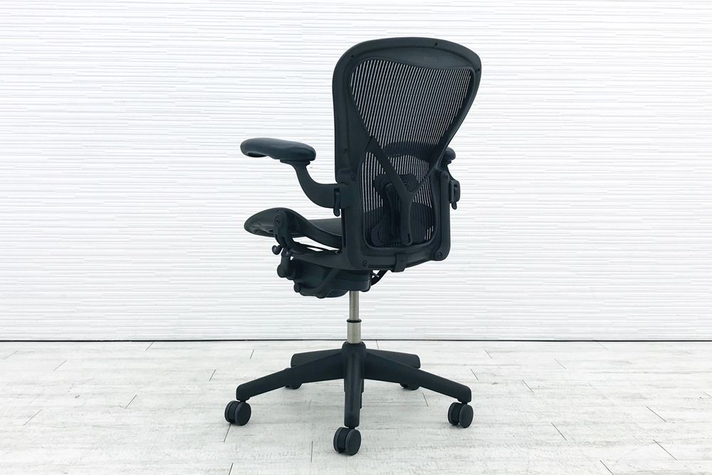 HOT本物保証新型 Herman Miller ハーマンミラー アーロンチェア リマスタード グラファイト ポリッシュドアルミニウム フル装備 Bサイズ ハーマンミラー